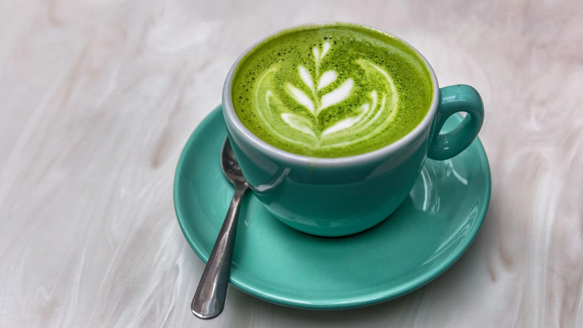 Matcha ako ideálna náhrada kávy v čom vám vie pomôcťa
